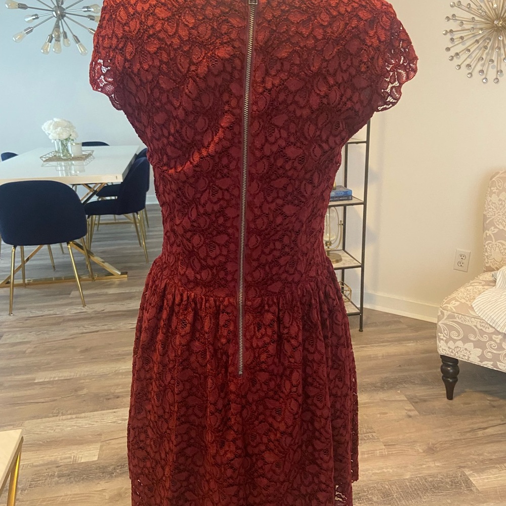 Burgundy lace cap sleeve dress - Picture 3 of 5